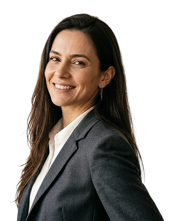 Corretora sorrindo em ambiente claro